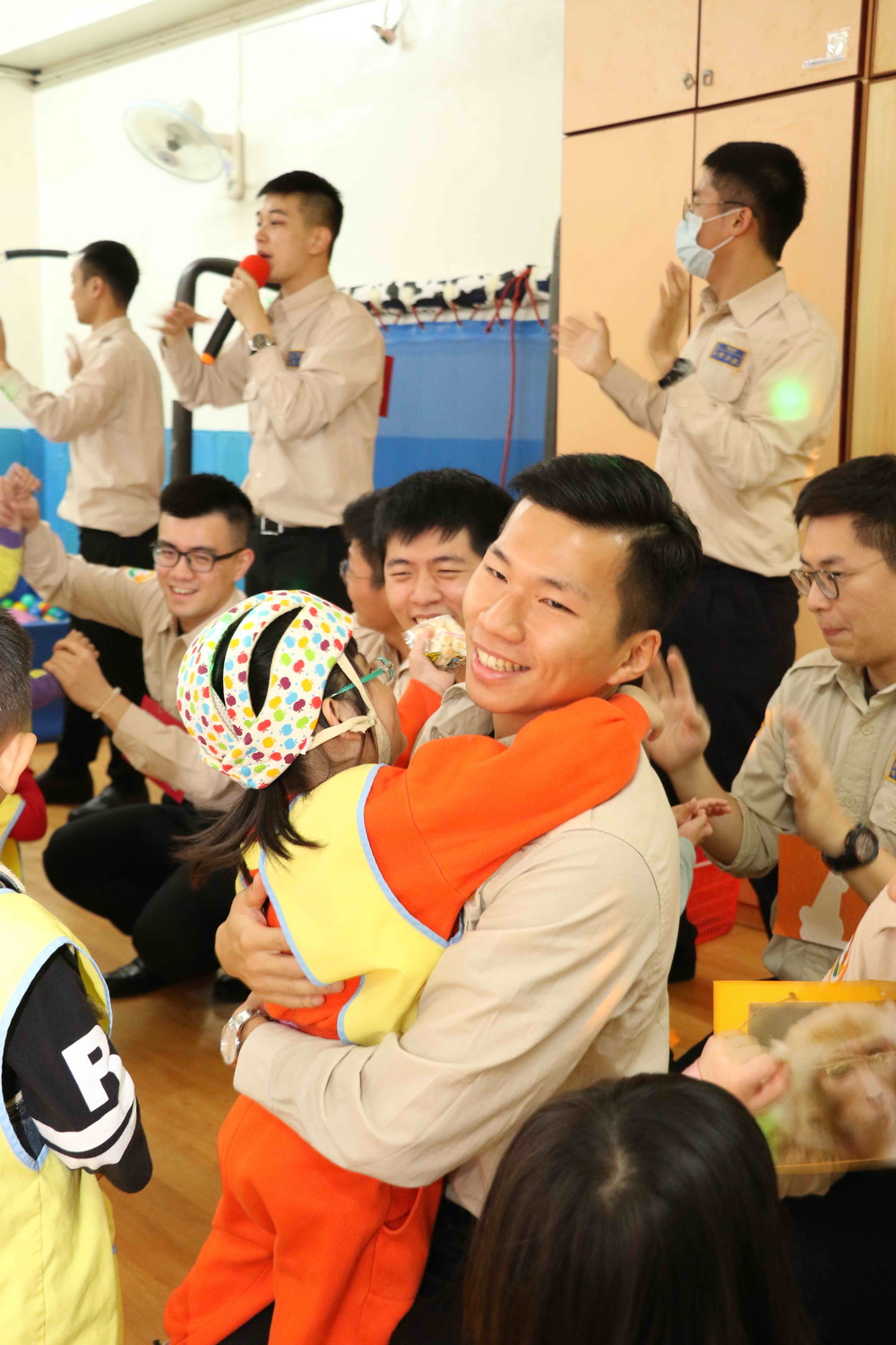 愛智發展中心的小朋友在與替代役男唱跳活動混熟了之後，開心的互動。  圖：新北市社會局提供