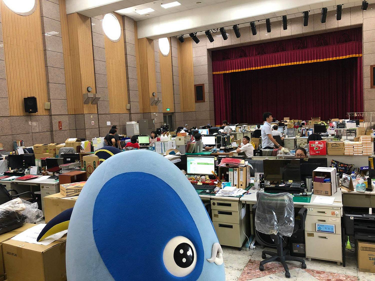 高雄市議員簡煥宗今日與高閔琳、邱俊憲一同前往高雄市政府鳳山行政中心洽公時，意外發現海洋局近百名員工都擠在大禮堂辦公。 圖：翻攝自簡煥宗臉書。