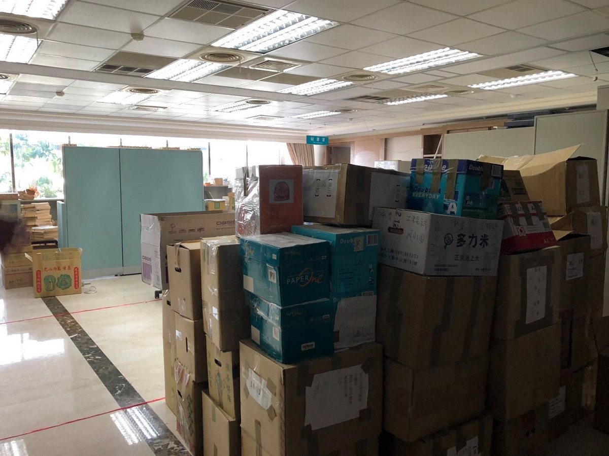 簡煥宗指控，原為高雄市長辦公室的鳳山行政中心後棟三樓空間被堆滿雜物，成為海洋局的倉庫。 圖：翻攝自簡煥宗臉書。