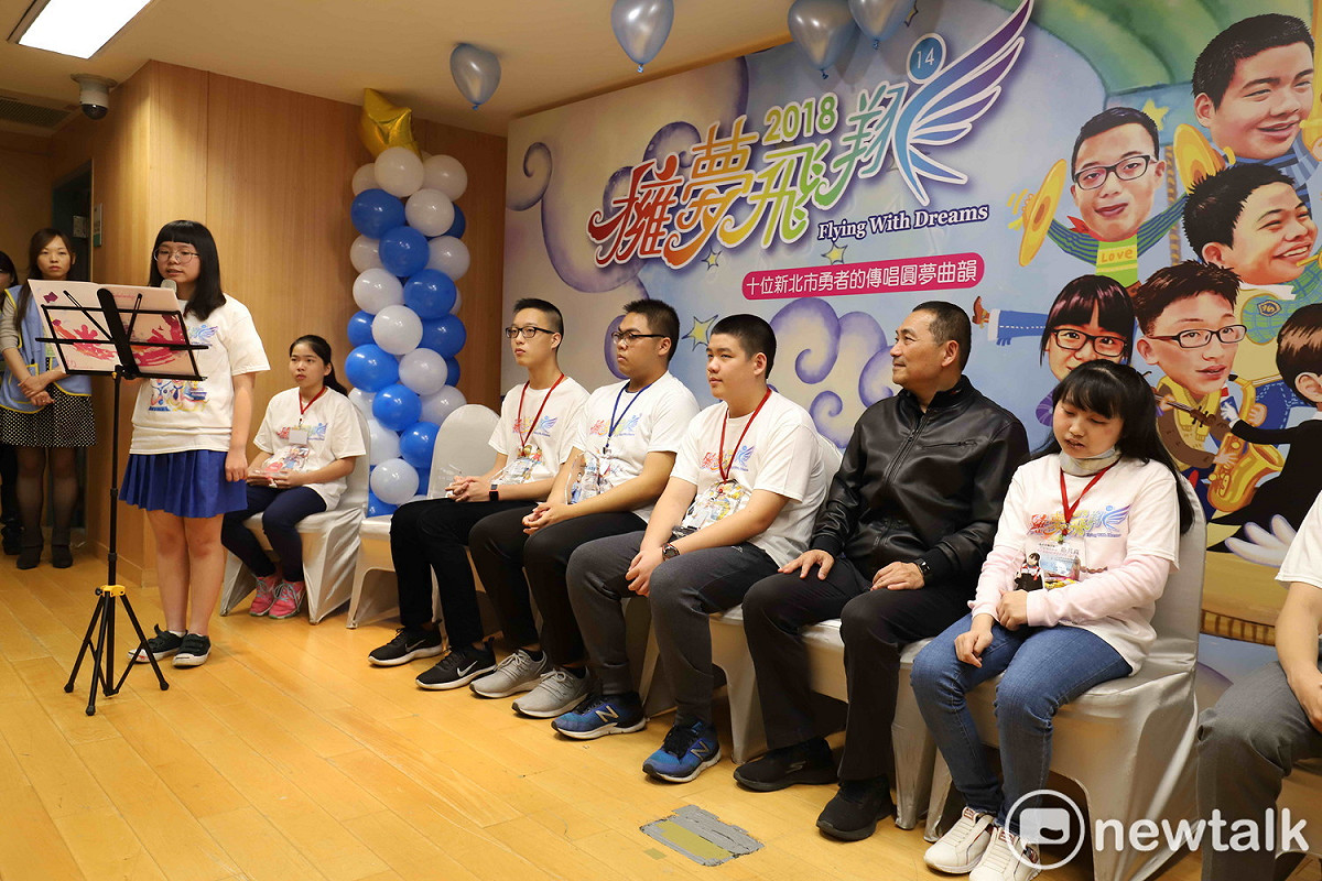 《擁夢飛翔14》新書發表會，雙溪高中簡汶琪代表致詞。  圖：王峻昌/攝
