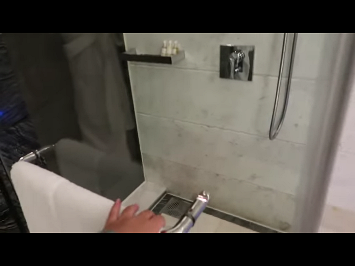 牽涉此案的小型旅館通常被稱為摩鐵或旅店。國家警察廳發布聲明說，偷拍攝影機藏在電視機的數位機上盒、牆上的插座和吹風機支架，偷拍的影片上網播放。 圖：翻攝自Youtube