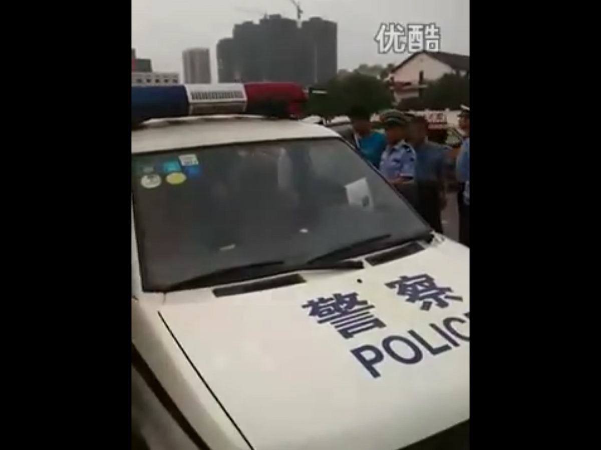 報導嘲諷稱，去掉節假日，「這位辛勤的警察」平均每天入帳2萬多元；如按每天工作8小時計算，則也平均每小時入帳近3000元，超過大多數上市公司高管年薪。 圖：翻攝自Youtube