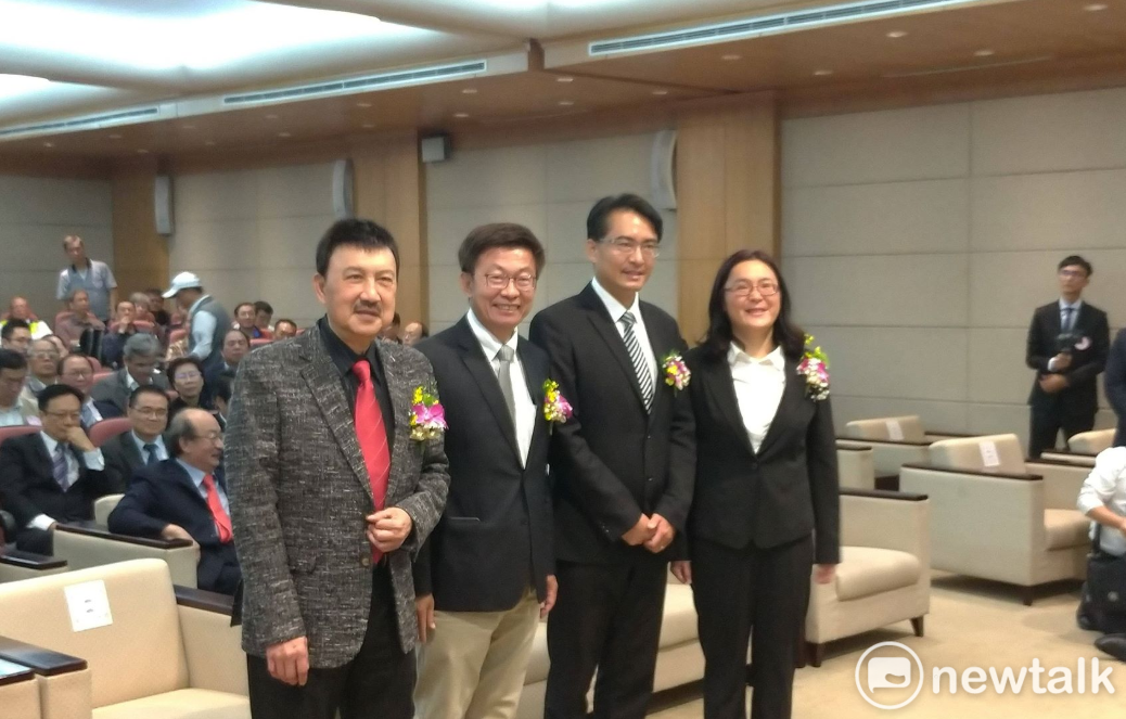 新科立委余天(左)、郭國文(左二)、柯呈枋(右二)及陳玉珍(右)今天宣誓就職。 圖:陳佩君/攝