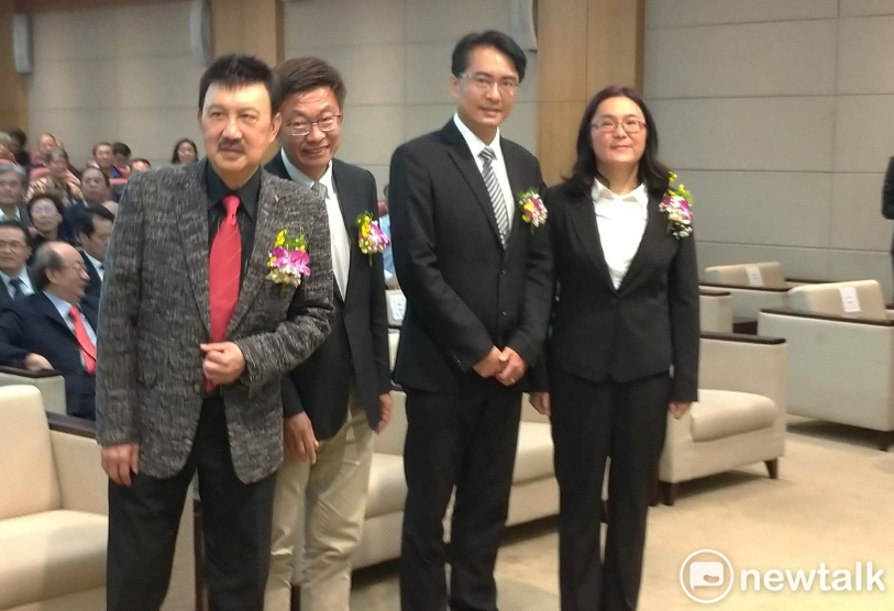 新科立委余天(左)、郭國文(左二)、柯呈枋(右二)及陳玉珍(右)今天宣誓就職。 圖:陳佩君/攝