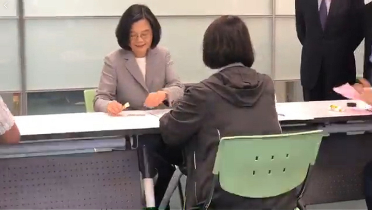 總統蔡英文赴民進黨中央登記參加初選。 圖：取材自蔡英文臉書