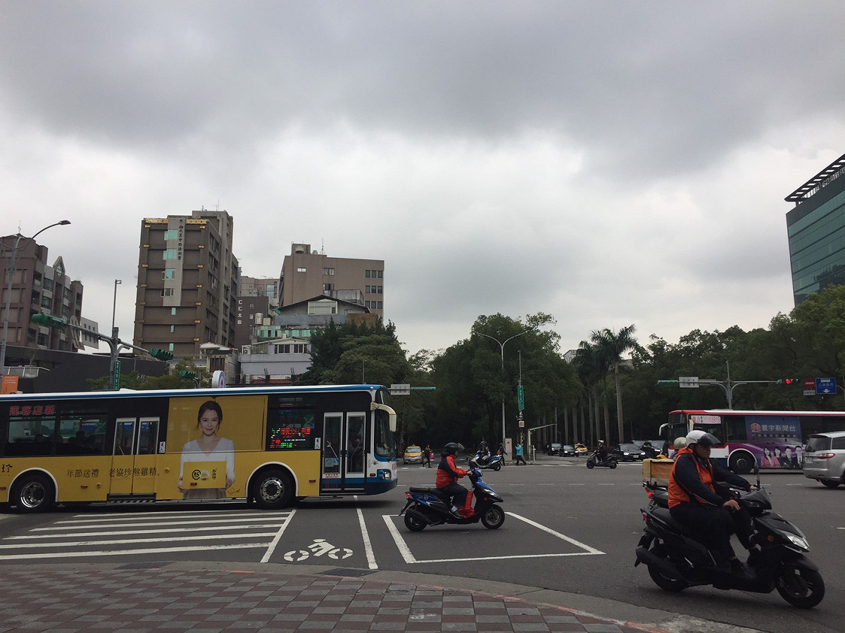 駕駛人若遇攜白手杖或導盲犬的視覺障功能者未禮讓須，處新台幣2400元以上7200元以下罰鍰，將從7月1日起實施。 圖：閻芝霖/攝