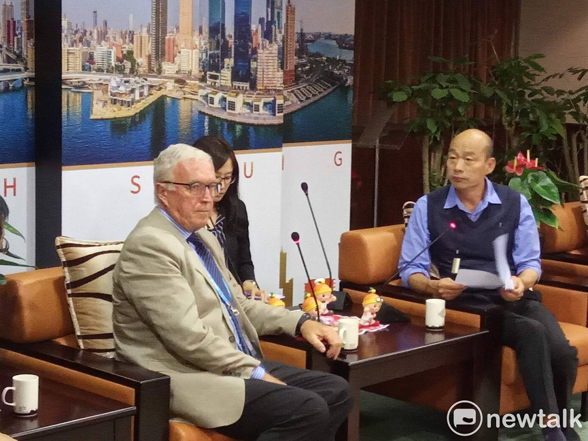 韓國瑜(右)接見國際自由車總會前總會長Patrick Mucqaid。 圖 : 孫家銘／攝