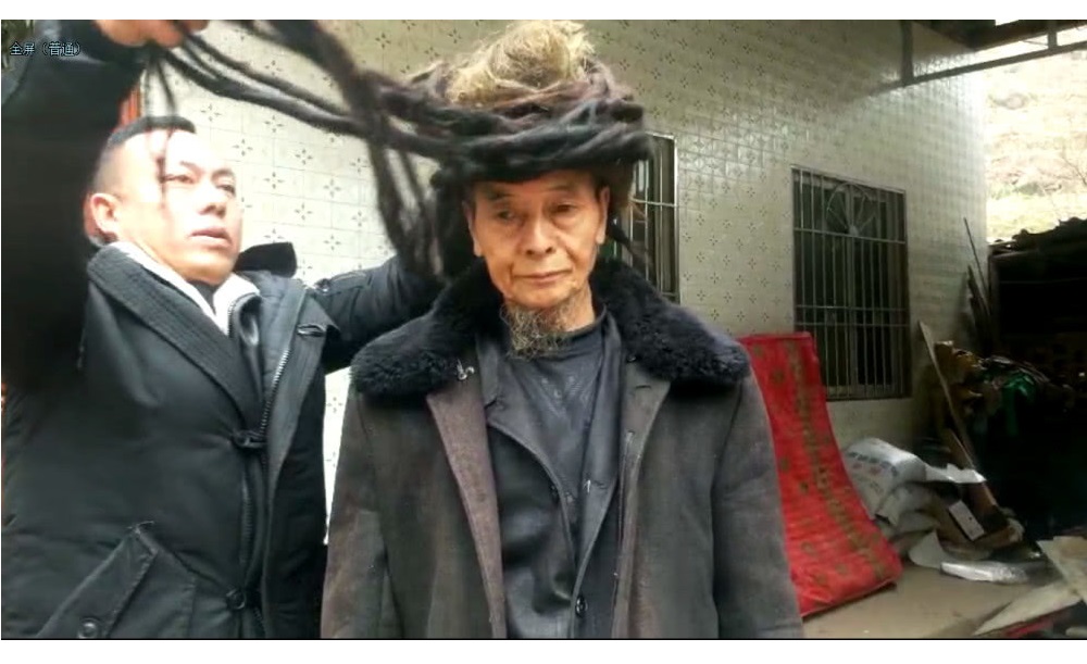 四川老人阿克易批留了54年的長髮，全放下來有將近6公尺長。 圖／翻攝自騰訊網