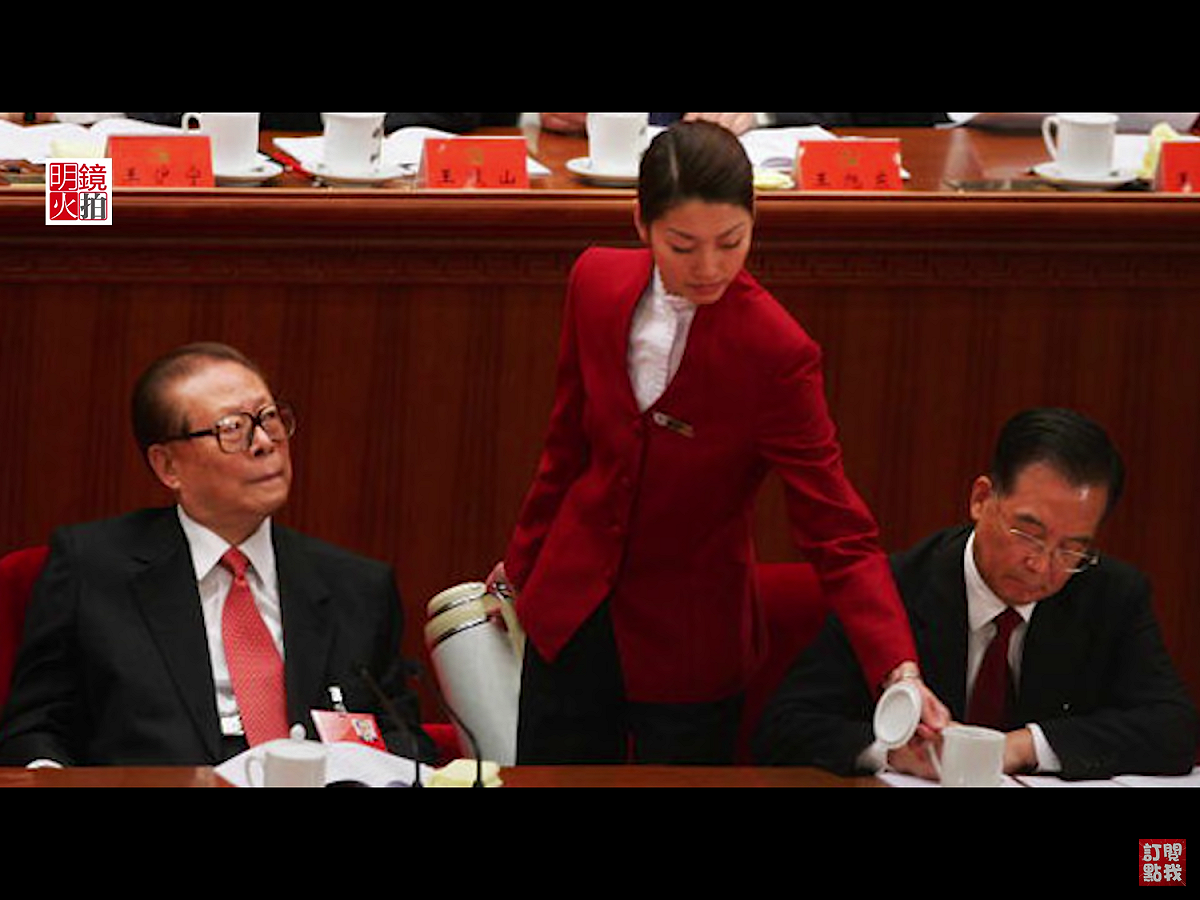 多年前的兩會召開時，中共前總書記江澤民曾經色瞇瞇地盯著前來倒水的年輕貌美女服務員，被海外媒體拍攝並刊發，此後並在網路瘋傳。 圖：翻攝自Youtube