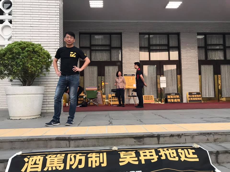 時代力量立委徐永明（圖）將與黃國昌輪流夜宿立法院議場。 圖：翻攝徐永明臉書
