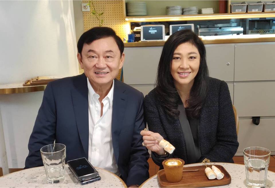 泰國前總理戴克辛（左）與盈拉這對流亡海外的兄妹檔，感情深厚，也經常相攜前往世界各地亮相。 圖：翻攝自盈拉臉書