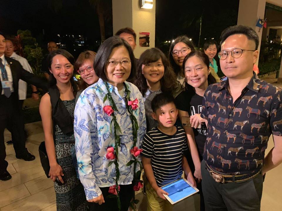 蔡英文與台灣來帛琉玩的遊客合影。
 圖：翻攝自蔡英文臉書