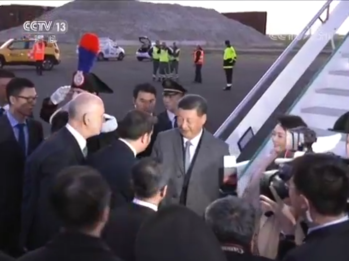 義大利農業旅遊部部長等高階官員在舷梯旁迎接。習近平和彭麗媛沿紅地毯前行，禮兵肅立在紅地毯兩側，行注目禮。 圖：翻攝自央視新聞畫面