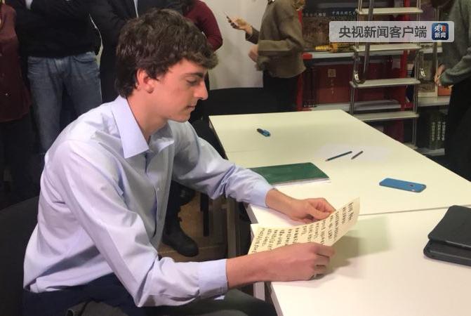 央視報導稱，「上面那首漢語詩的作者是這位長相俊俏的義大利小夥，他去年曾經在上海留學」，回想起上海的春天，寫下了這首詩。這位年輕「詩人」有一個中文名字——周萬寧。 圖：翻攝自央視網