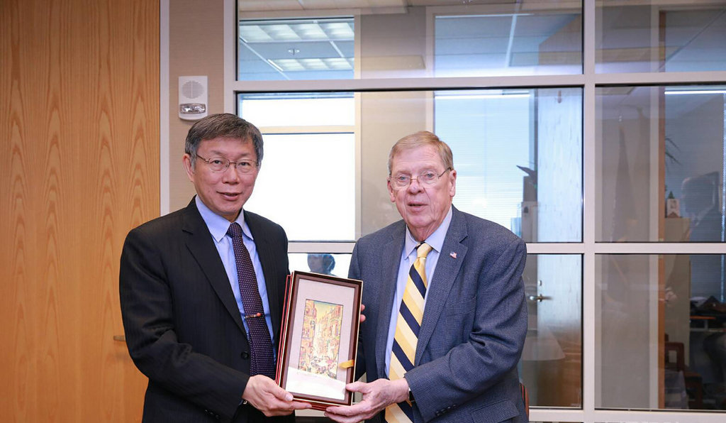 台北市長柯文哲（左）21日（當地時間）拜會喬治亞州政府，並與喬治亞州共和黨聯邦參議員艾薩克森（Johnny Isakson）（右）會面。 圖：中央社/提供