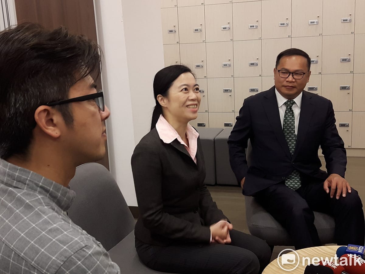 桃園市政府新聞處長詹賀舜（左）向媒體介紹新任的研考會主委吳君婷（中）及航空城董事長王義川（右）。 圖：林昀真／攝