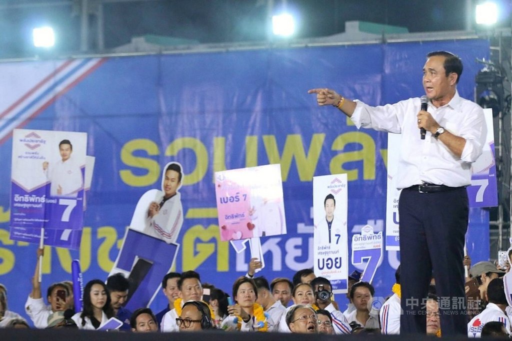 泰國大選24日就要登場，總理帕拉育22日晚間首赴提名他為總理候選人的公民力量黨造勢場合，承諾為國家帶來更好未來。　 圖/中央社