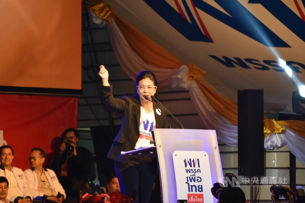 泰國大選24日就要登場，競選活動只能到23日下午6時，各黨的選前之夜活動都在22日晚間登場。圖為為泰黨總理候選人蘇達拉在選前之夜向選民演說。 圖/中央社