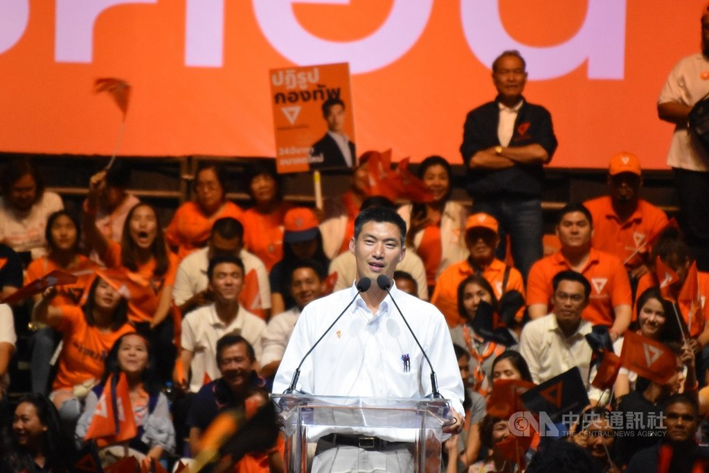泰國大選24日就要登場，競選活動只能到23日下午6時，各黨的選前之夜活動都在22日晚間登場。圖為未來前進黨總理候選人他納通在選前之夜向選民演說。 圖/中央社
