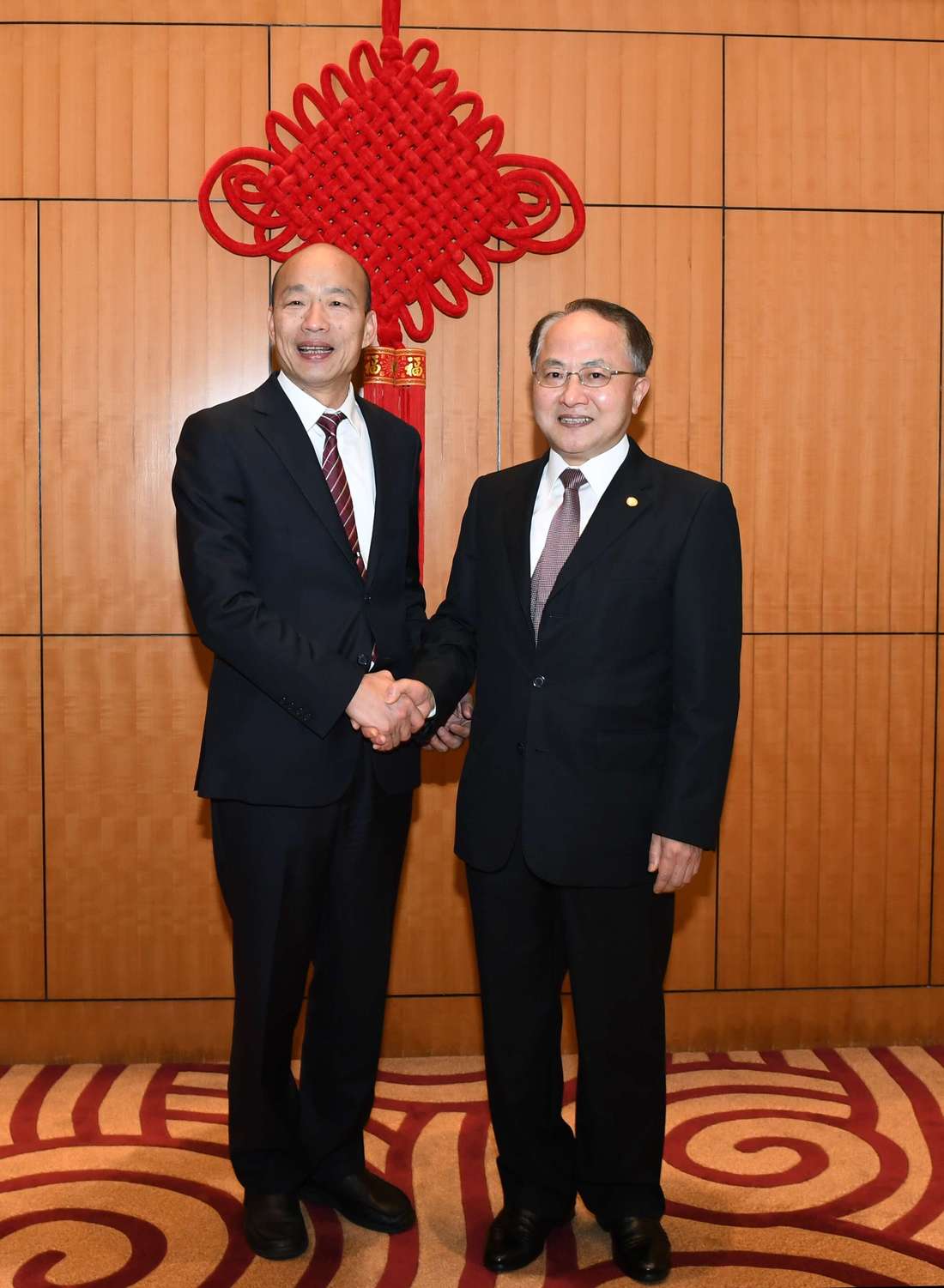 高雄市長韓國瑜22日晚間與香港中聯辦主任王志民(右)會面。 圖：翻攝香港中聯辦