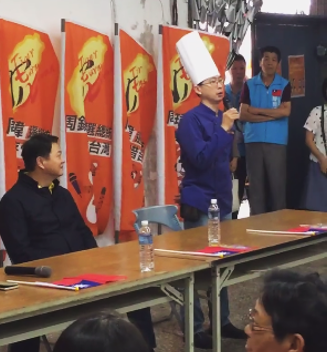 昔日拍下阿扁手抖影像的「拍扁麵包師傅」黃士福，出席前台北縣長周錫瑋所發起的「轉型正義，把阿扁關回去」座談。 圖：取自周錫瑋臉書直播影片