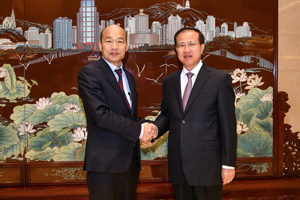 高雄市長韓國瑜（左）23日進入澳門中聯辦，會晤澳門中聯辦主任傅自應（右）。 圖：翻攝自澳門中聯辦網頁（zlb.gov.cn）