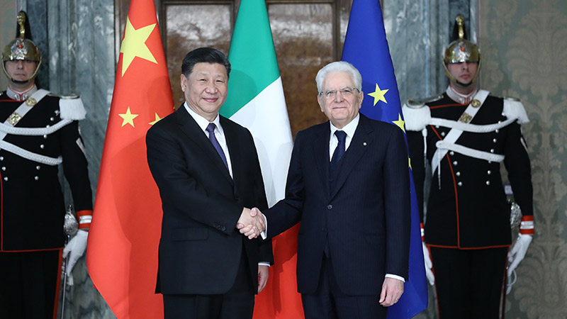 習近平與義大利總統馬達雷拉（Sergio Mattarella，圖右）、總理孔蒂（Giuseppe Conte）會晤後，中義簽署加強全面戰略夥伴關係的聯合公報。其中第3點提到，雙方尊重對方主權和領土完整，義大利重申奉行一個中國原則。 圖：新華網