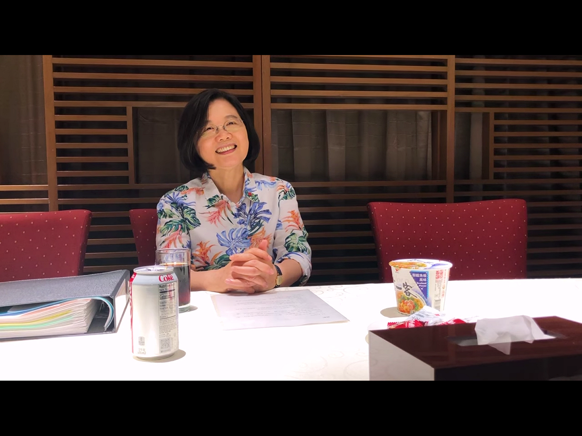 蔡總統還提及，這次出訪，她行李箱帶很多花襯衫，平常沒有機會穿這麼花，入境隨俗，有一種特別的感覺，還不錯。 圖：翻攝自蔡英文臉書