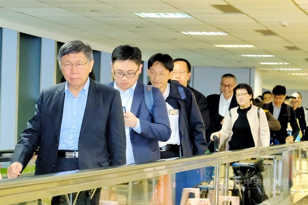 台北市長柯文哲（左1）24日清晨搭機返台，台灣阿北聯誼會與柯粉俱樂部高屏總部也到機場接機送早餐。 圖／中央社