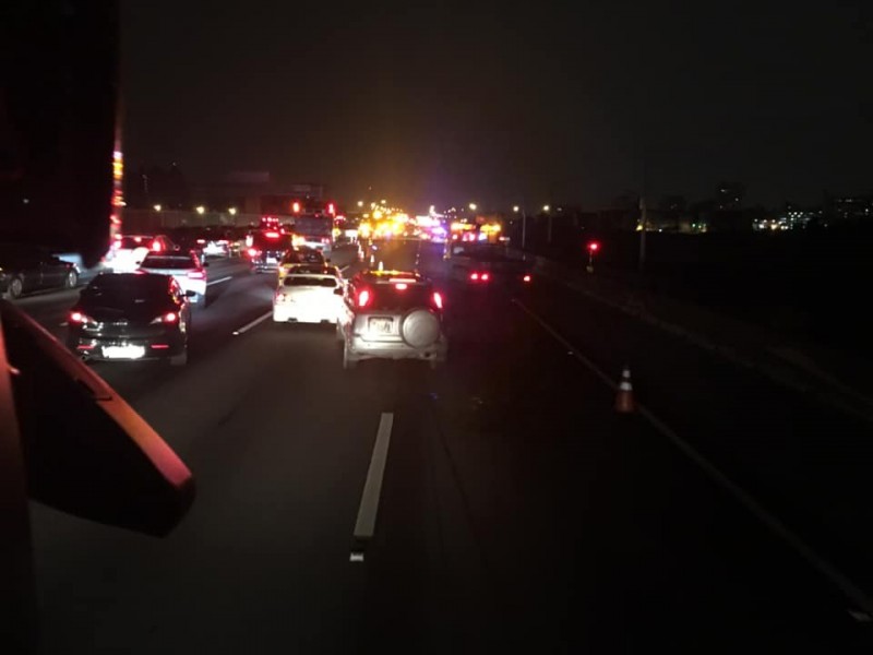 高雄市國道1號南下360.9公里處凌晨發生八車追撞事故。 圖／臉書社團「職業聯結車 大貨車 大客車 拉拉隊 運輸業 照片影片資訊分享團」