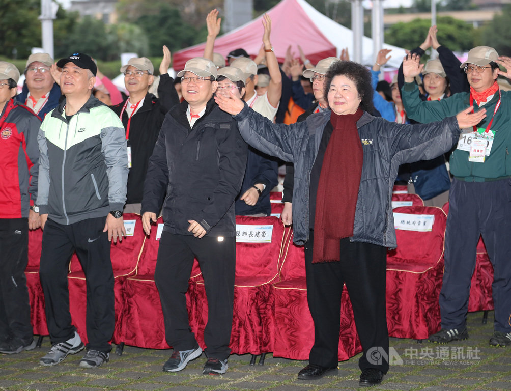 總統府秘書長陳菊（前右）24日在總統府前出席總統府建築百年暨統一發票盃台北場路跑活動，與參加路跑的民眾一起做暖身操。 圖/中央社