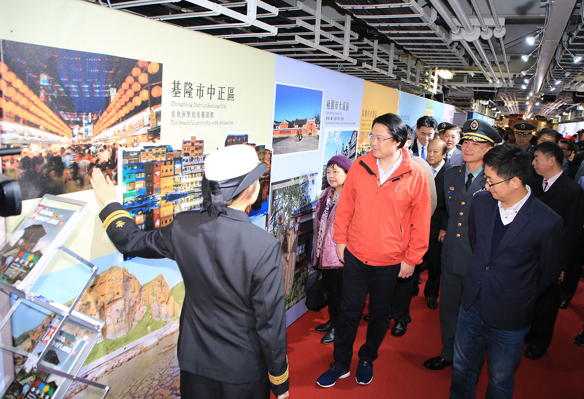 基隆市長林右昌親自登上磬石艦參觀文宣館，對於國軍展出的各項訓練成果表示肯定。 圖：基隆市政府提供