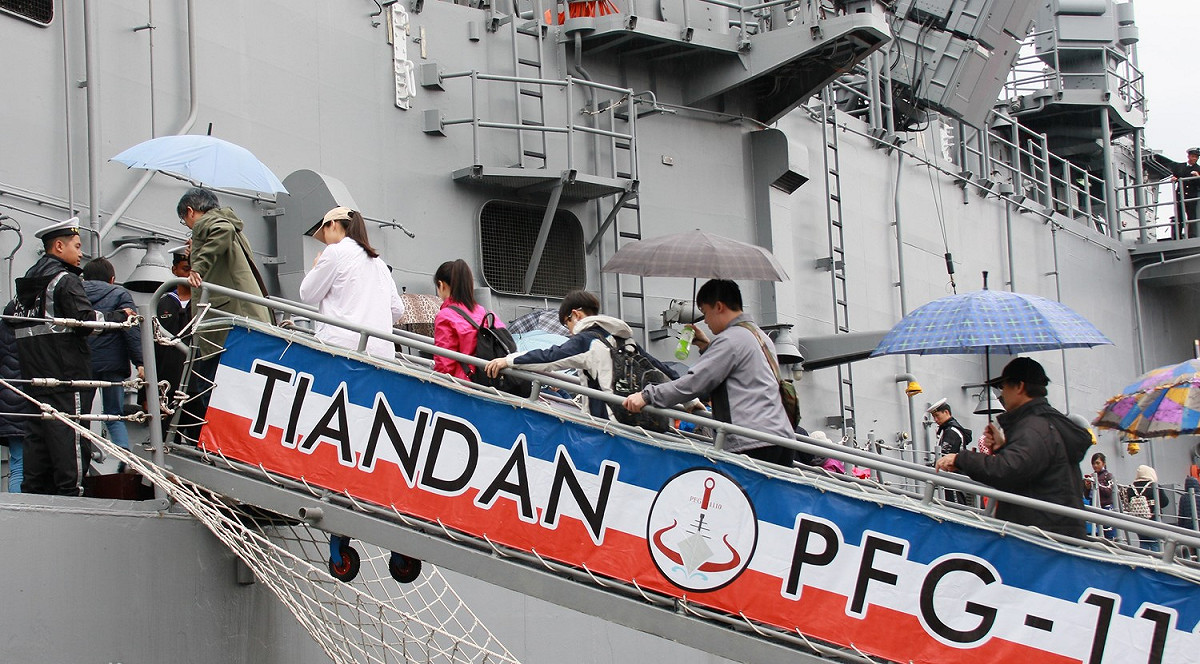 民眾可以在規定時間內登上軍艦參觀。 圖：基隆市政府提供