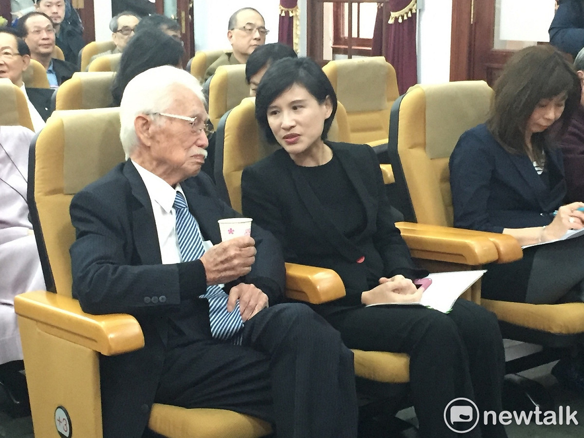 獨派大老辜寬敏與文化部長鄭麗君下午出席「台灣歷史小說獎頒獎典禮」。 圖：趙婉淳／攝