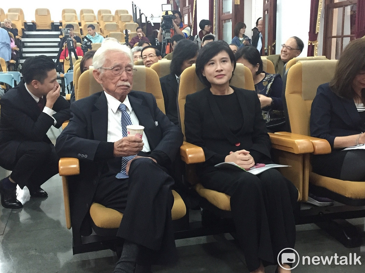 獨派大老辜寬敏與文化部長鄭麗君下午出席「台灣歷史小說獎頒獎典禮」。 圖：趙婉淳／攝