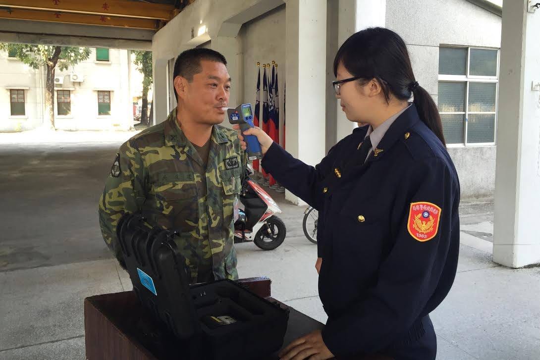 陸軍為防範酒駕釀禍，不僅實施休假前教育，也設置許多模擬情境加深軍人印象。 圖：取自中華民國陸軍司令部/臉書
