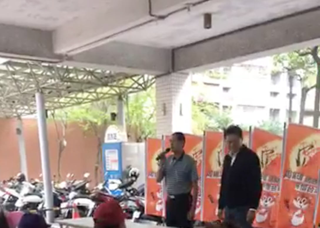 周錫瑋今（24）日到台南大林新城茶話會宣傳，請民眾支持他選總統，並強調要將該公投提案綁總統大選。 圖：翻攝自周錫瑋臉書直播。