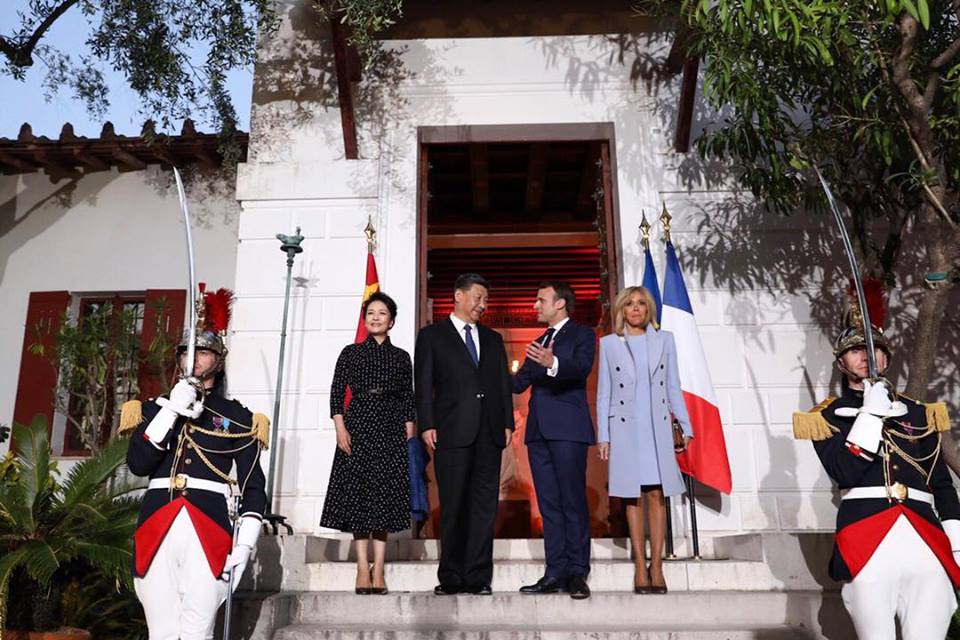中國領導人習近平（左二）伉儷訪問法國，法總統馬克宏（右二）偕夫人在尼斯設宴款待。 圖：翻攝自馬克宏臉書
