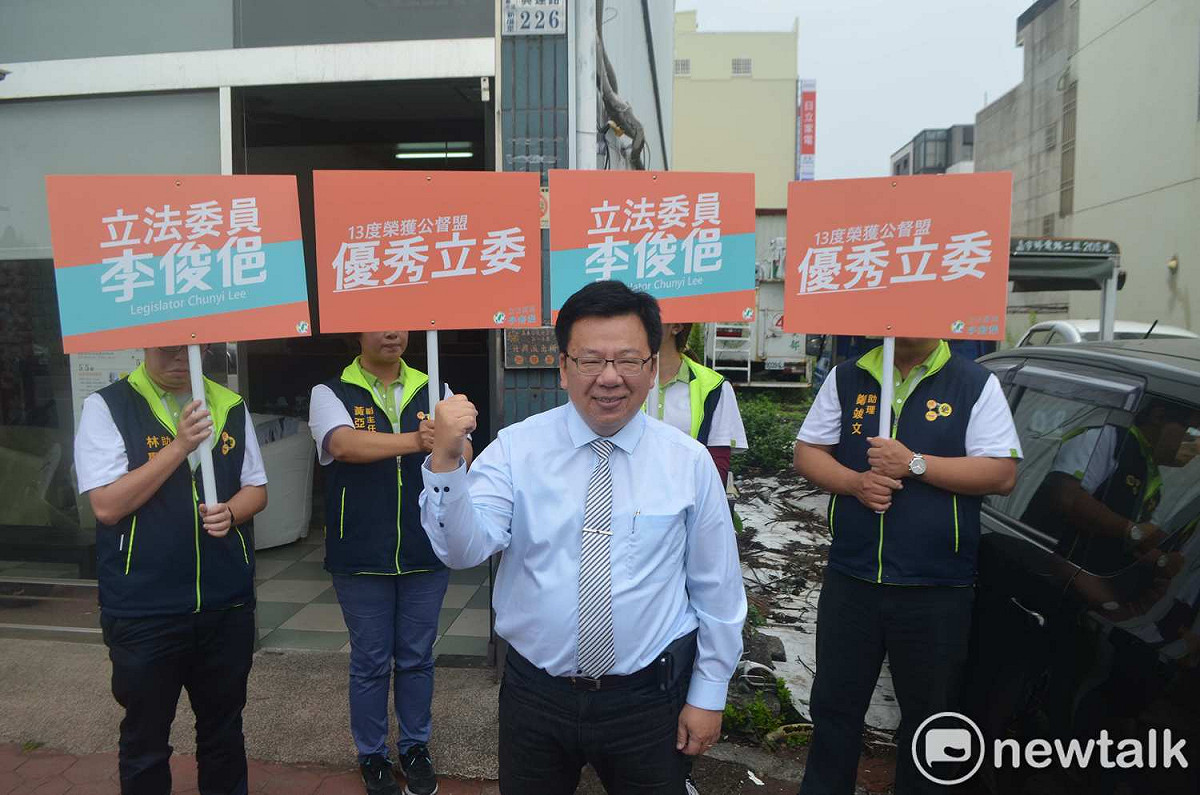 立委李俊俋尋求連任，今天到民進黨嘉義市黨部登記參加初選後，在黨部門口振臂鼓舞團隊士氣。 圖：蔡坤龍/攝