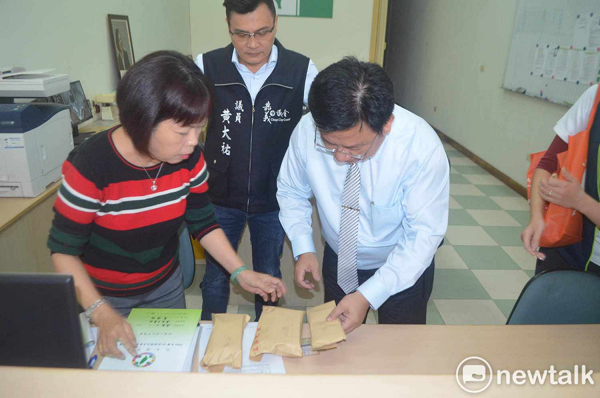 立委李俊俋今天到民進黨嘉義市黨部登記參加立委初選，繳交登記費30萬元、民調費用35萬元、保證金10元，共75萬元。 圖：蔡坤龍/攝