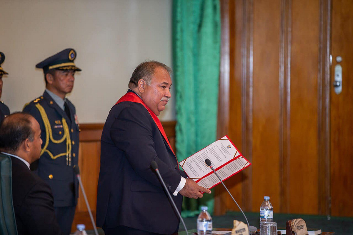 諾魯總統瓦卡(Baron Divavesi Waqa)宣讀「歡迎蔡總統訪問諾魯共和國決議案」。 圖：翻攝蔡英文 Tsai Ing-wen臉書