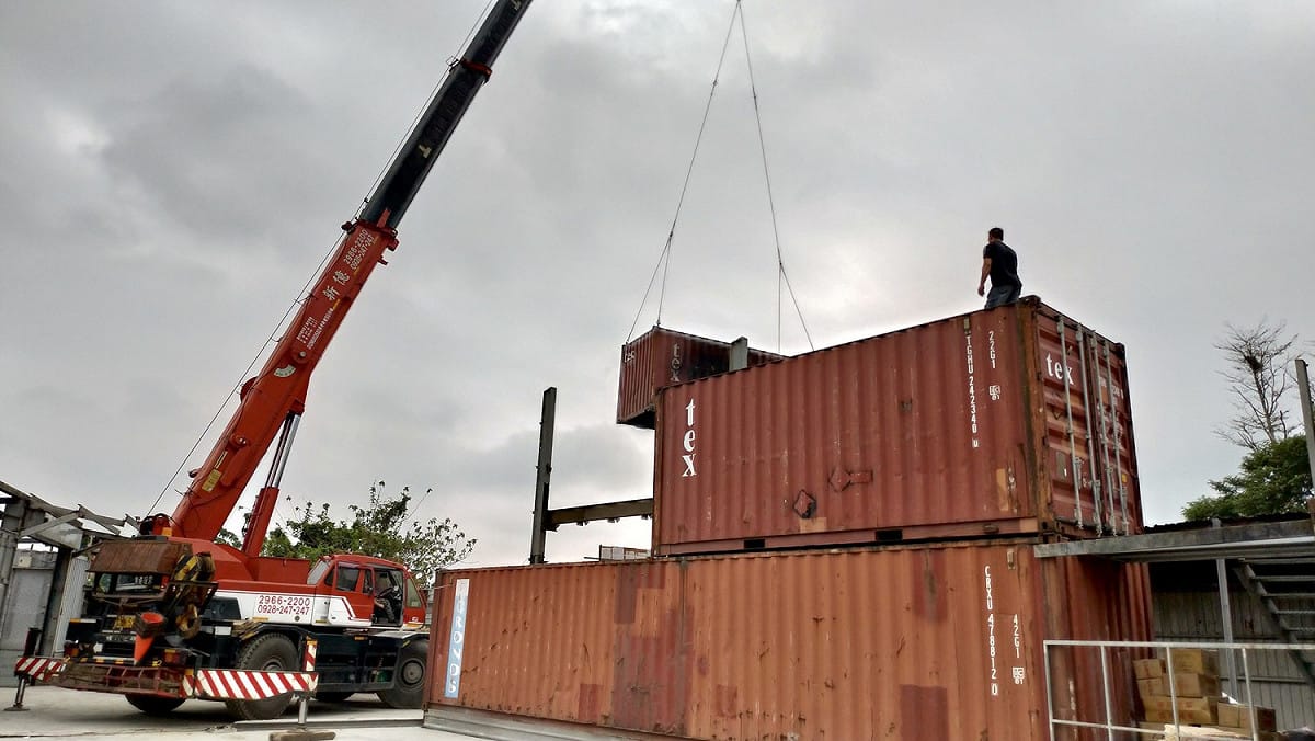 環保局表示，業者作業都是在圍牆內，且搭建鐵皮屋、燃燒爐體及貨櫃屋從事非法燃燒，規避查緝意圖相當明顯。 圖：新北市政府環保局/提供