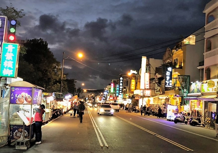 墾丁日前因物價哄抬過度，吃住價格均貴得嚇人，遊客人數呈雪崩式下降。 圖／資料照,記者陳宗傑攝
