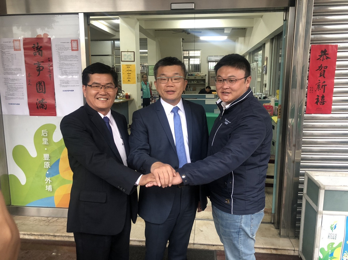 蔡其昌由市議員楊典忠、施志昌陪同辦妥黨內初選登記。 蔡其昌辦公室/提供