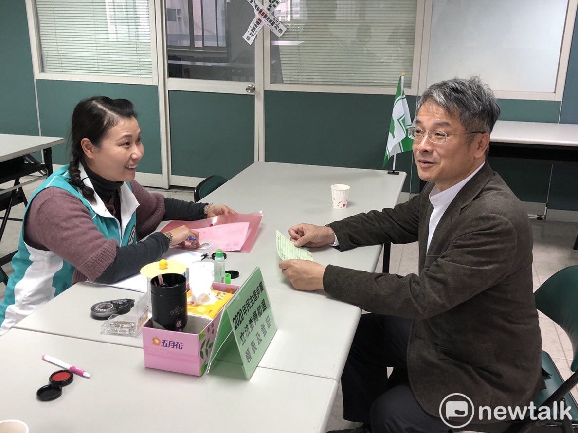 前桃園市議員范綱祥至民進黨桃園市黨部領表登記參加黨內立委初選。 圖：林昀真／攝