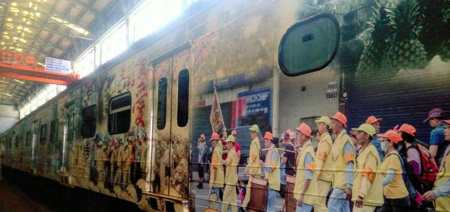 台鐵與拱天宮合作推出「進香文化彩繪火車」，今日列車首航。 圖：拱天宮/提供