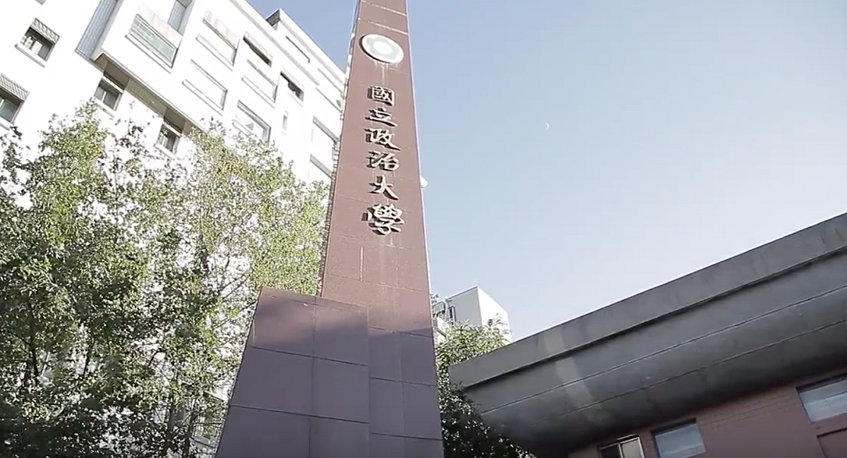 政大學生餐廳日前也有拒看中天新聞台的學生，進而與堅持看中天台的校外人士，展開「搶遙控器」一事。 圖：翻攝自YOUTUBE