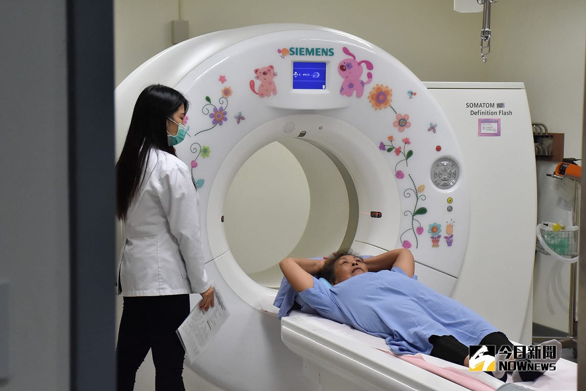 隨著5月所得稅申報季逼近，財政部國稅局提醒，個人到醫院所做的健康檢，為預防及了解身體狀況所進行的身心健康狀況檢查，不是醫療行為，不可於個人綜合所得稅的醫藥費項目列舉扣除，而且若非依職業安全衛生法規定補助員工健康檢查的費用，也應併入薪資所得辦理扣繳。 圖／資料照，記者蔡琇惠攝