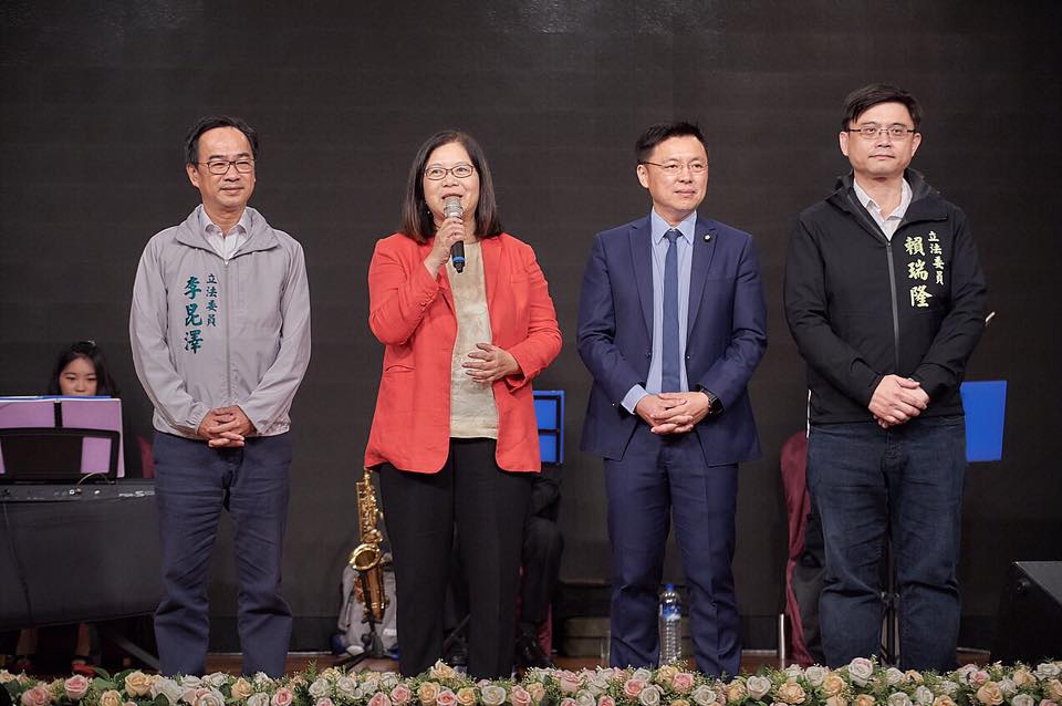 因選區被一分為三，高市立委管碧玲就陪同趙天麟、李昆澤和賴瑞隆3人前往民進黨高市黨部登記黨內初選，力拚連任。 圖：翻攝管碧玲臉書