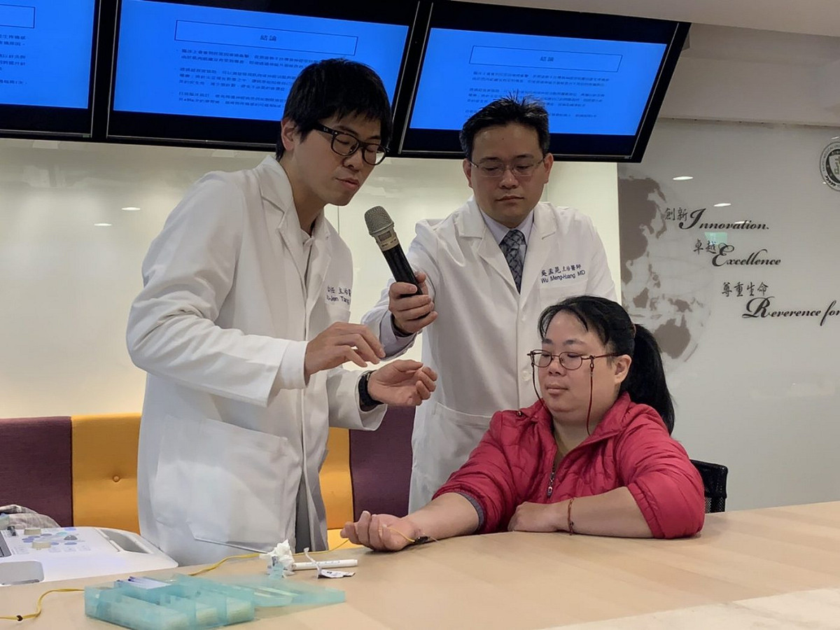 針對周邊神經病變，台北醫學大學附設醫院創新，以超音波輔助定位，施以針灸幫助患者緩解疼痛。 圖／記者汪瑋琪攝